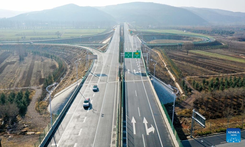 This aerial photo taken on Dec. 26, 2022 shows vehicles running on the expressway linking Xin'an and Yichuan in central China's Henan Province. With a design speed of 100 kilometers per hour, the 81 km expressway is an important part of the expressway network in Henan Province.(Photo: Xinhua)