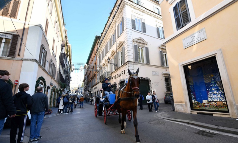 A carriage carries tourists through Via dei Condotti on Christmas Day in Rome, Italy, on Dec. 25, 2022.(Photo: Xinhua)