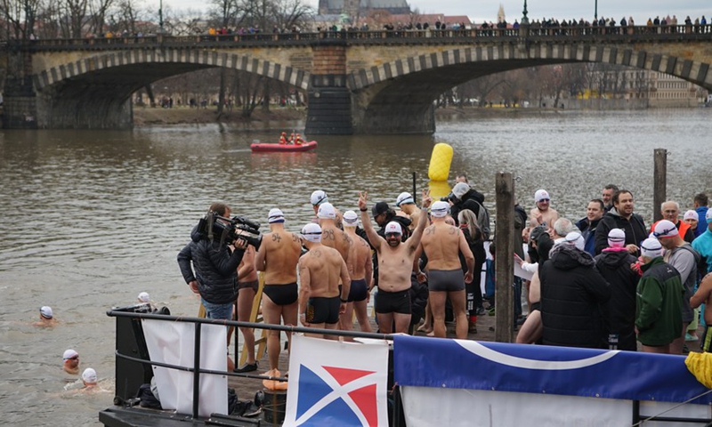 Swimmers prepare for the traditional Christmas swimming competition in the Vltava River in Prague, the Czech Republic, Dec. 26, 2022.(Photo: Xinhua)