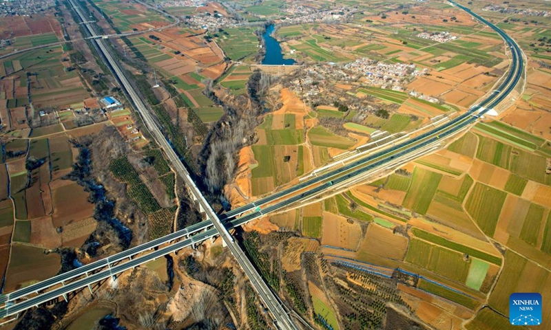 This aerial photo taken on Dec. 26, 2022 shows the expressway linking Xin'an and Yichuan in central China's Henan Province. With a design speed of 100 kilometers per hour, the 81 km expressway is an important part of the expressway network in Henan Province.(Photo: Xinhua)