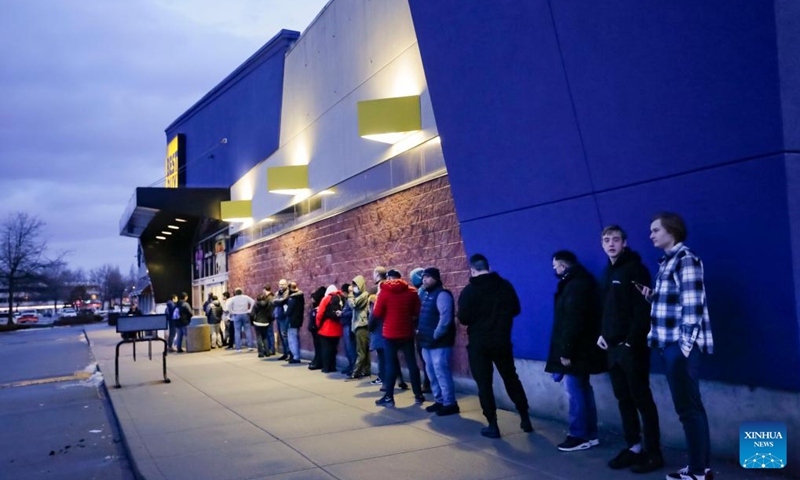 Customers wait in line to enter an electronics store during the Boxing Day sale in Vancouver, British Columbia, Canada, on Dec. 26, 2022. Boxing Day is one of the biggest shopping days in Canada.(Photo: Xinhua)