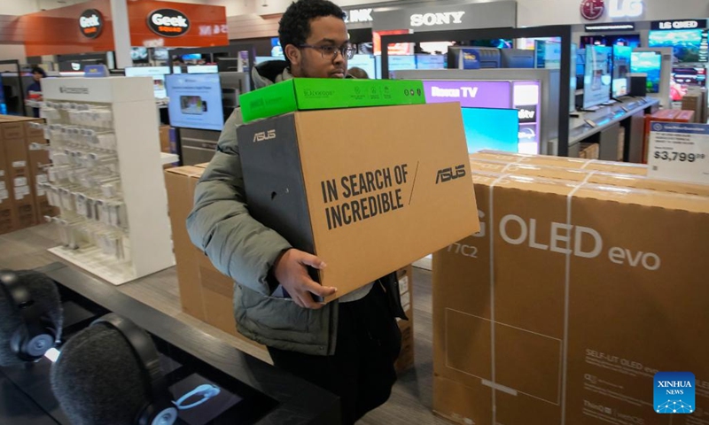 A customer shops inside an electronics store during the Boxing Day sale in Vancouver, British Columbia, Canada, on Dec. 26, 2022. Boxing Day is one of the biggest shopping days in Canada.(Photo: Xinhua)