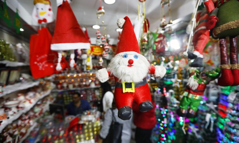 Photo shows a Santa Claus toy at a store in Cairo, Egypt, Dec. 27, 2022.(Photo: Xinhua)