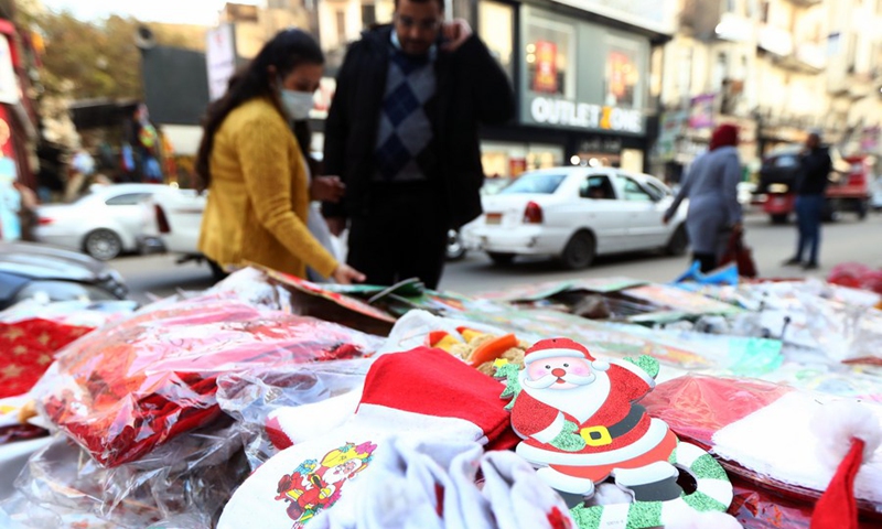 Photo shows Christmas gifts outside of a store in Cairo, Egypt, Dec. 27, 2022.(Photo: Xinhua)