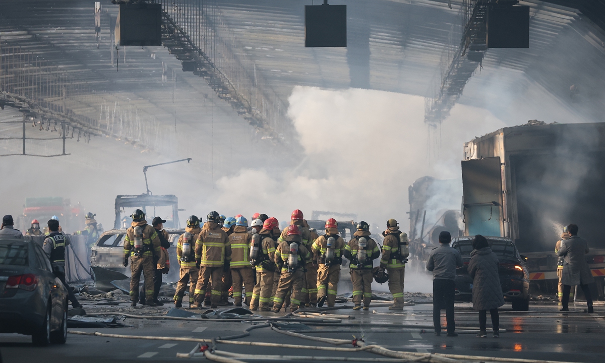 Firefighters battle a fire inside a noise barrier tunnel on an expressway in Gwacheon, just south of Seoul, on December 29, 2022. At least six people were found dead and 37 others injured in the fire that broke out inside the tunnel, fire authorities said. Photo: VCG