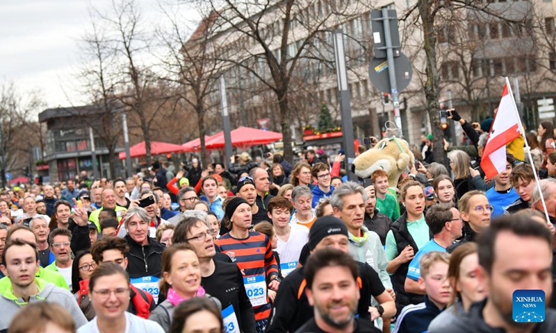 People take part in the New Year's Run in Berlin, Germany, Jan. 1, 2023. The event kicked off here on Sunday. (Xinhua/Ren Pengfei)