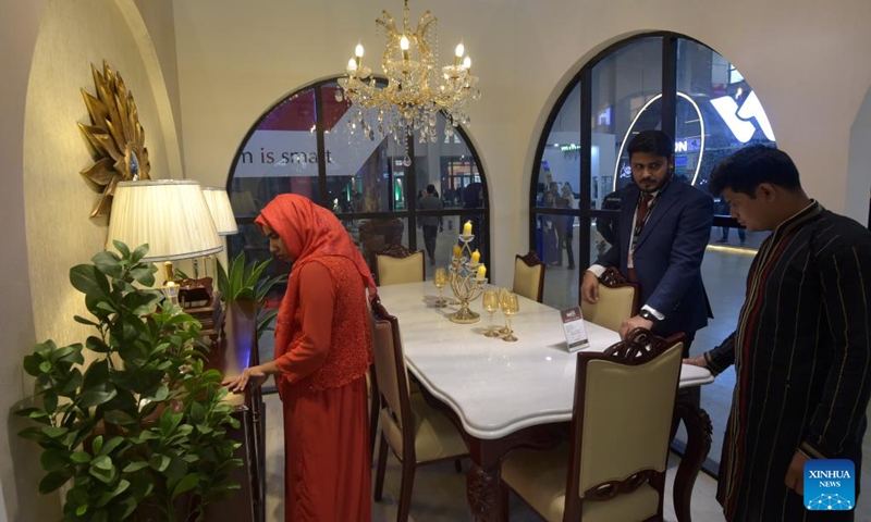 Visitors look at furniture at a stall during the Dhaka International Trade Fair in Purbachal on the outskirts of Dhaka, Bangladesh, on Jan. 1, 2023. The 27th edition of the Dhaka International Trade Fair, the largest annual commercial and trade event in Bangladesh, kicked off Sunday at the mega Chinese-built venue the Bangabandhu Bangladesh-China Friendship Exhibition Center. Photo: Xinhua