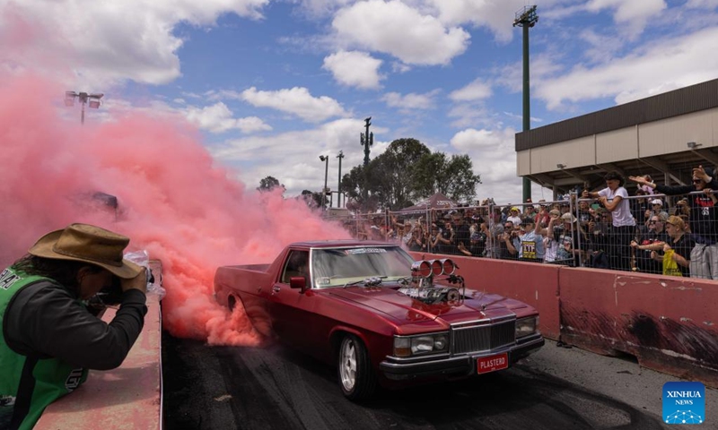 A car does a burnout during the Summernats car festival at the Exhibition Park in Canberra, Australia, Jan. 5, 2023. The 35th Summernats car festival kicked off here on Thursday.(Photo: Xinhua)