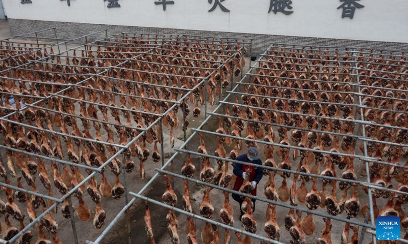 This aerial photo taken on Jan. 4, 2023 shows ham products at a ham-making factory in Jindong District of Jinhua City, east China's Zhejiang Province. As the Spring Festival approaches, local enterprises vigorously produce Jinhua ham to meet the demand of festival market.(Photo: Xinhua)