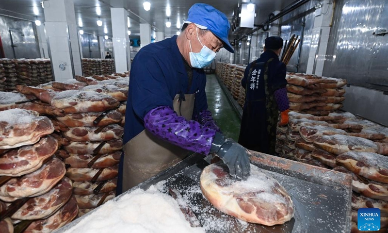 A worker pickles ham at a ham-making factory in Jindong District of Jinhua City, east China's Zhejiang Province, Jan. 4, 2023. As the Spring Festival approaches, local enterprises vigorously produce Jinhua ham to meet the demand of festival market.(Photo: Xinhua)