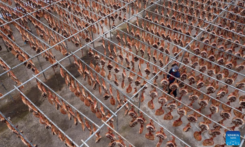 This aerial photo taken on Jan. 4, 2023 shows ham products at a ham-making factory in Jindong District of Jinhua City, east China's Zhejiang Province. As the Spring Festival approaches, local enterprises vigorously produce Jinhua ham to meet the demand of festival market.(Photo: Xinhua)