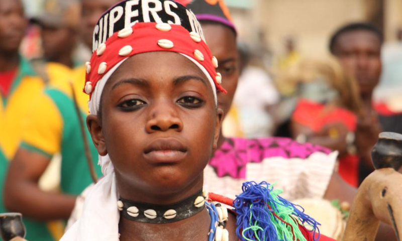 People take part in a parade during the Benin International Arts Festival in Ouidah, Benin, Feb. 17, 2023. The festival, scheduled between Feb. 14 to 19 and held simultaneously in Porto-Novo, Cotonou and Ouidah, features music, dance, film, drama, literature and some other art forms. Photo: Xinhua