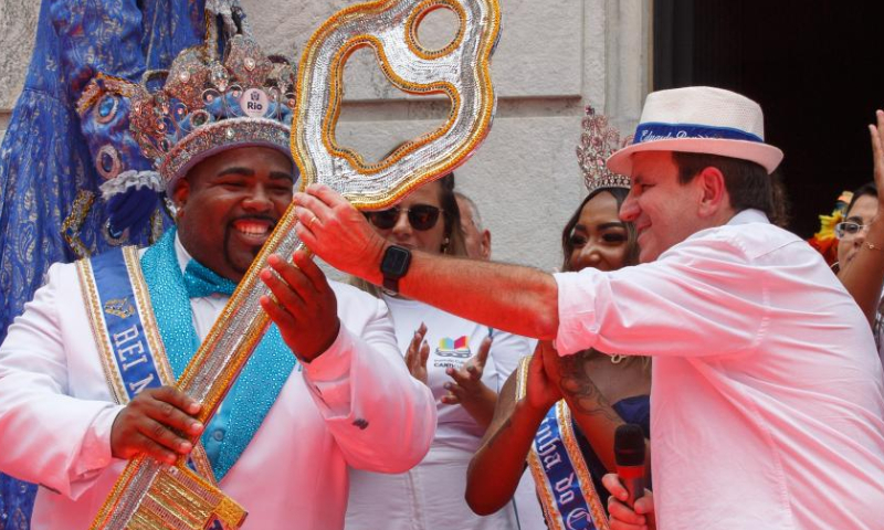 Rio de Janeiro Mayor Eduardo Paes (R) hands the key of the city to King Momo, the symbolic monarch during the carnival, in Rio de Janeiro, Brazil, Feb. 17, 2023. Rio de Janeiro Mayor Eduardo Paes handed the key of the city to King Momo on Friday, marking the official launch of Carnival 2023 in full force. Photo: Xinhua