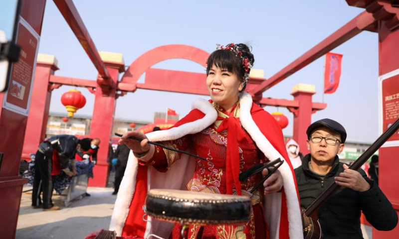 Folk artists perform Dongbei Dagu, a folk art of drum music and recitative, at a country fair in Yingkou, northeast China's Liaoning Province, Feb. 5, 2023. People celebrate the Lantern Festival, the 15th day of the first month of the Chinese lunar calendar, with various traditional customs across the country. Photo: Xinhua