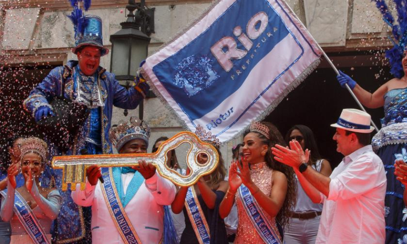 King Momo, the symbolic monarch during the carnival, shows the key of the city during a handover ceremony in Rio de Janeiro, Brazil, Feb. 17, 2023. Rio de Janeiro Mayor Eduardo Paes handed the key of the city to King Momo on Friday, marking the official launch of Carnival 2023 in full force. Photo: Xinhua