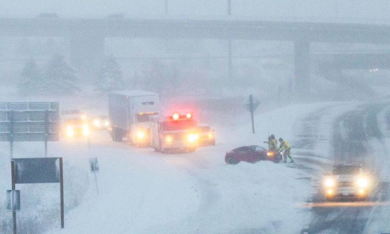 Firefighters rescue a vehicle skidding on a snow-covered road in Mississauga, the Greater Toronto Area, Canada, on Jan. 25, 2023. Photo: Xinhua