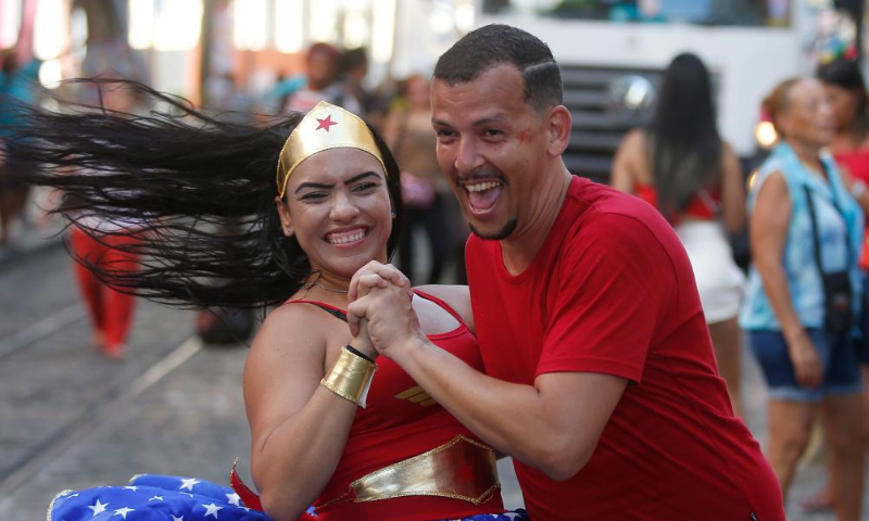 A couple dance during the opening of the carnival in the Historic Center of Recife, Pernambuco, Brazil, on Feb. 17, 2023. A carnival with local cultural features kicked off in Recife on Friday. About 25,000 people attended its opening ceremony and parades. Photo: Xinhua