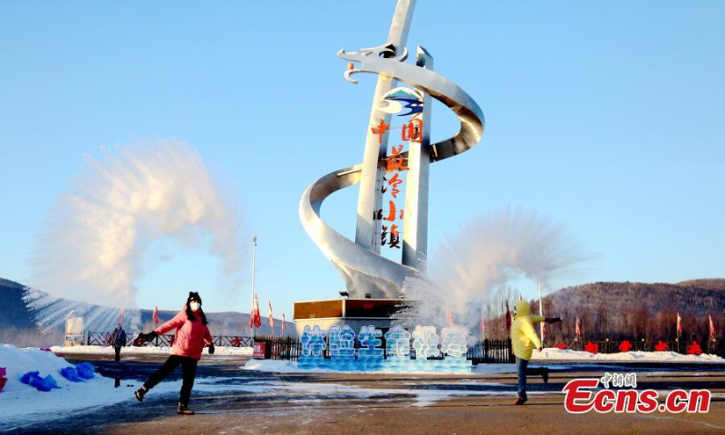 Tourists splash hot water into the cold air in Huzhong District, one of the coldest places in China, northeast China's Heilongjiang Province, Jan. 5, 2023. The water immediately turns into ice crystals.(Photo: China News Service/Zhang Zhao)