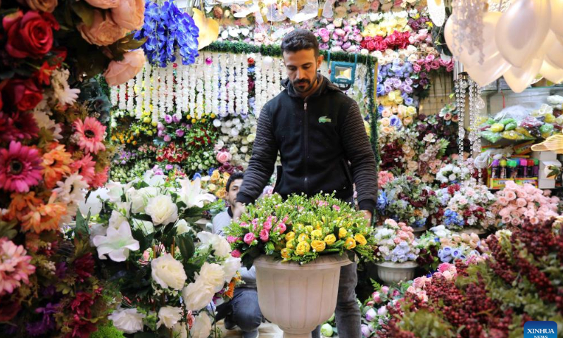 Workers prepare items for sale at an artificial flower shop in Baghdad, Iraq, on Jan. 25, 2023. Photo: Xinhua