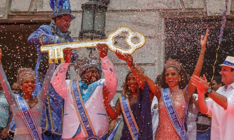 King Momo, the symbolic monarch during the carnival, shows the key of the city during a handover ceremony in Rio de Janeiro, Brazil, Feb. 17, 2023. Rio de Janeiro Mayor Eduardo Paes handed the key of the city to King Momo on Friday, marking the official launch of Carnival 2023 in full force. Photo: Xinhua