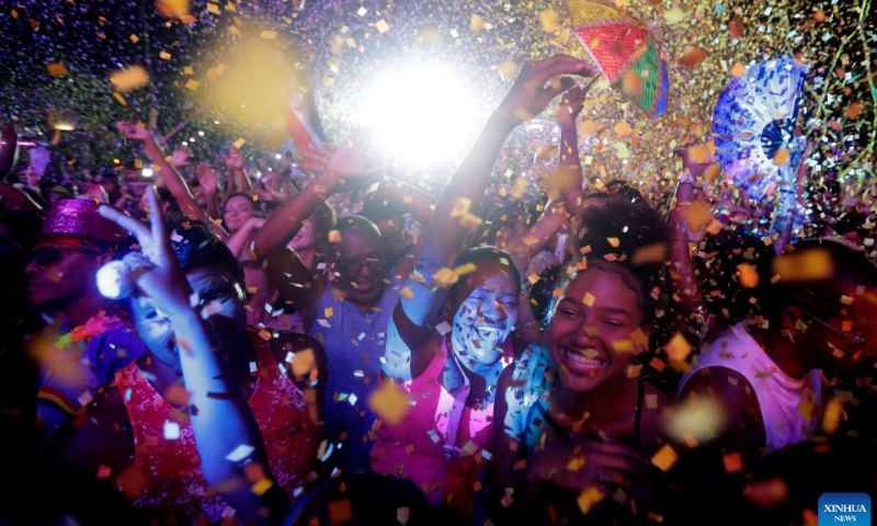 Revelers listen to traditional frevo music from Pernambuco, during the inauguration of carnival at Marco Zero in Recife, Pernambuco, Brazil, Feb. 17, 2023. A carnival with local cultural features kicked off in Recife on Friday. About 25,000 people attended its opening ceremony and parades. Photo: Xinhua