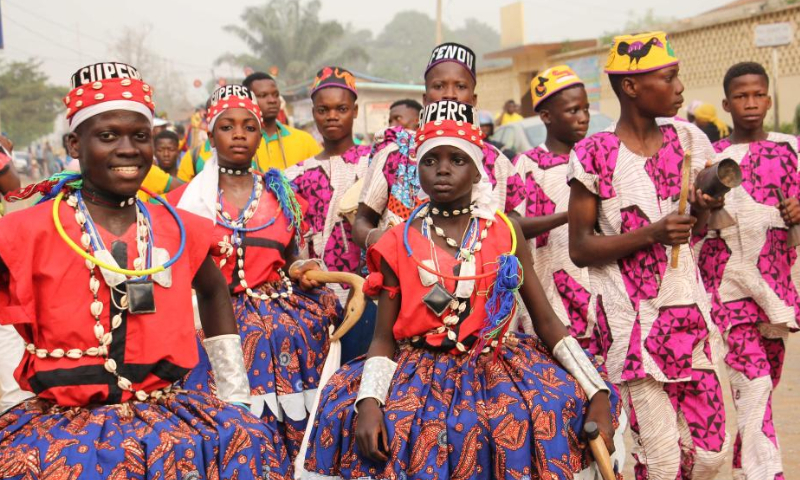 People take part in a parade during the Benin International Arts Festival in Ouidah, Benin, Feb. 17, 2023. The festival, scheduled between Feb. 14 to 19 and held simultaneously in Porto-Novo, Cotonou and Ouidah, features music, dance, film, drama, literature and some other art forms. Photo: Xinhua