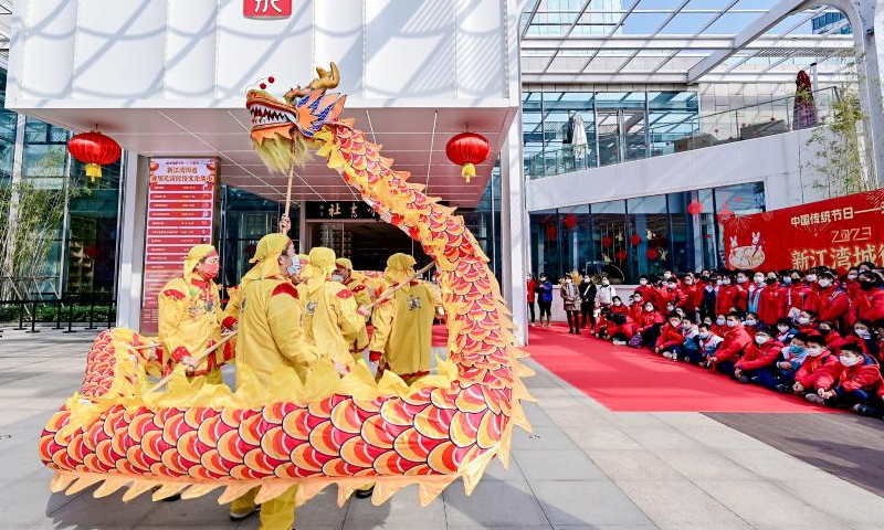 People perform dragon dance in Yangpu District, east China's Shanghai, Feb. 5, 2023. People celebrate the Lantern Festival, the 15th day of the first month of the Chinese lunar calendar, with various traditional customs across the country.Photo: Xinhua