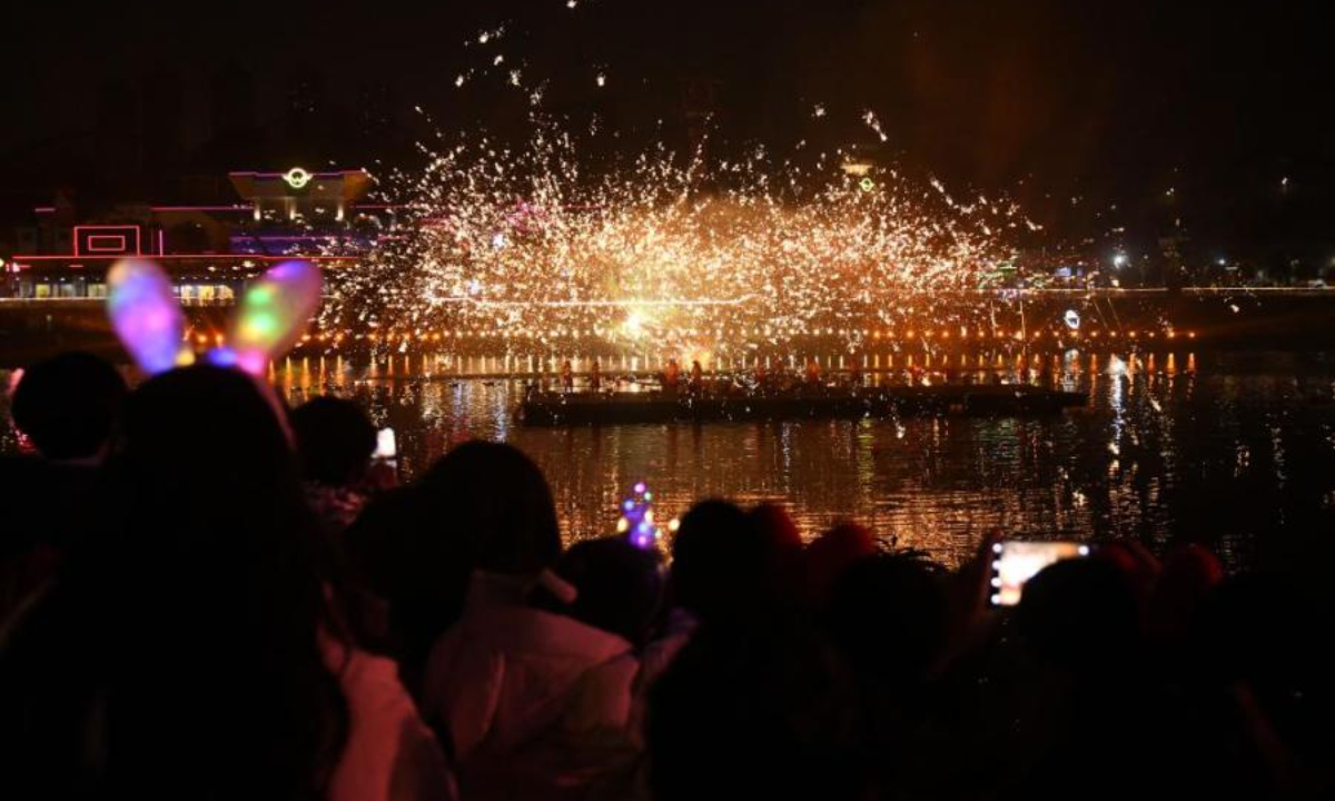 The iron water splashing performance lights up the sky of the Happy Valley amusement park in southwest China's Chongqing on Wednesday evening. Photo: China News Service