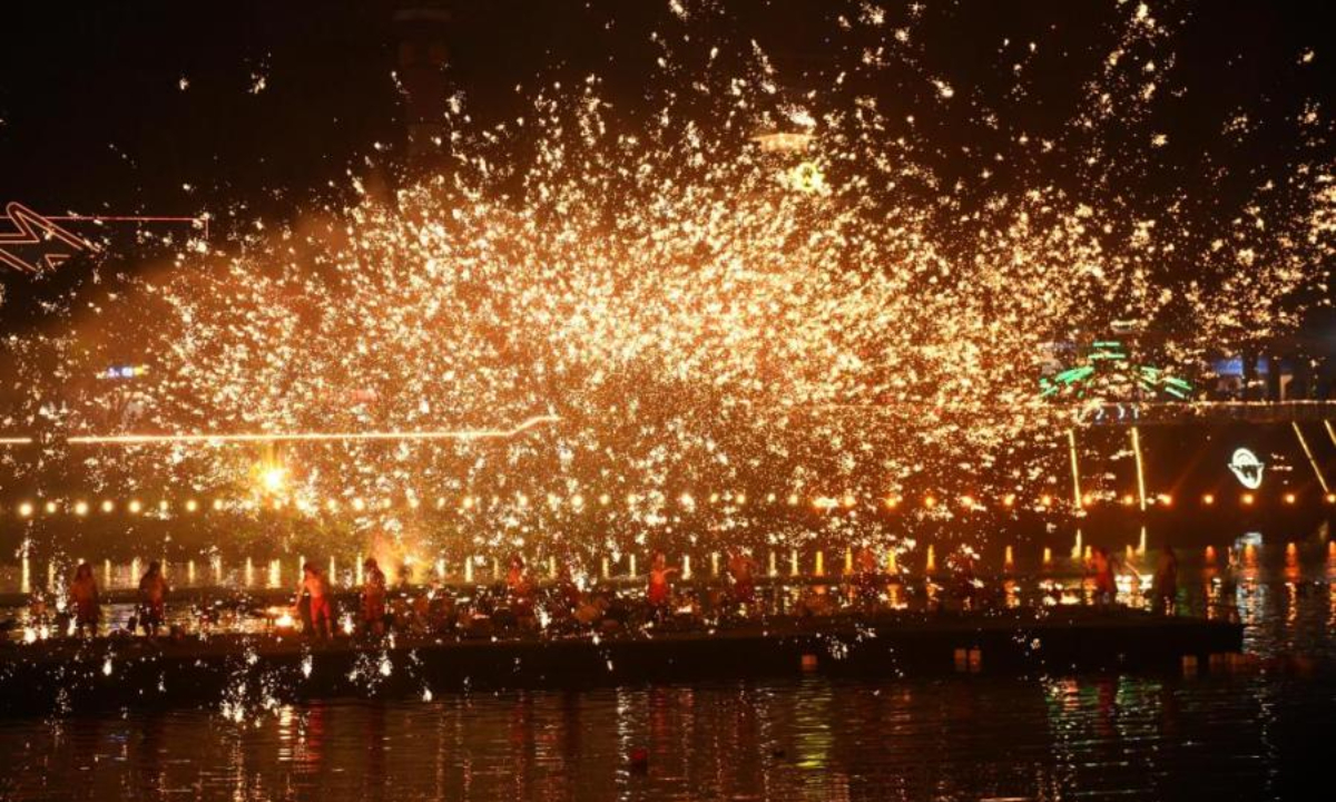 The iron water splashing performance lights up the sky of the Happy Valley amusement park in southwest China's Chongqing on Wednesday evening. Photo: China News Service