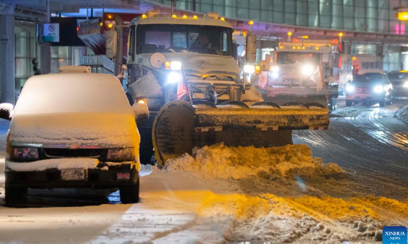 Snow plows clear snow on a street in Mississauga, the Greater Toronto Area, Canada, on Jan. 25, 2023. Photo: Xinhua