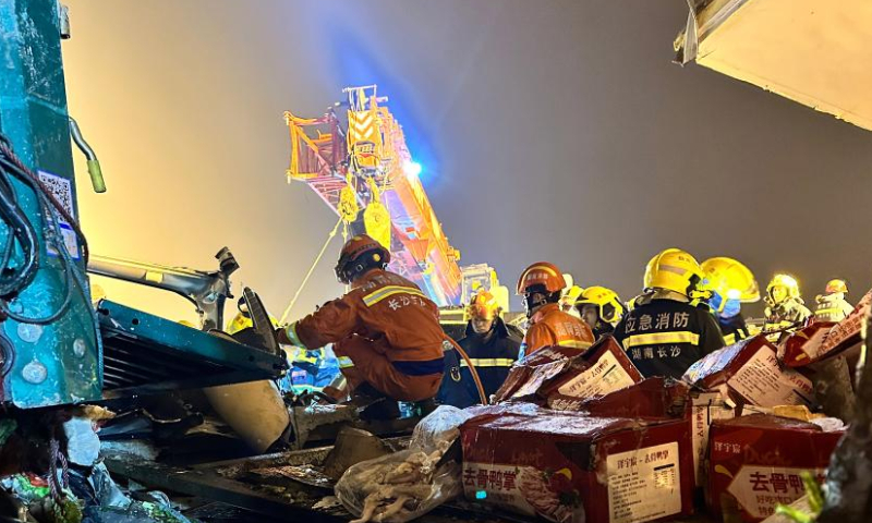 Rescuers are seen at the site of the road accidents in central China's Hunan Province, Feb. 4, 2023. Sixteen people were killed after five multi-vehicle rear-end collisions occurred in central China's Hunan Province, local authorities said. Photo: Xinhua