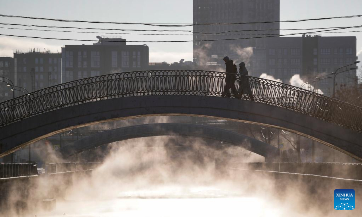 People walk on a bridge over the Yauza river in Moscow, Russia, Jan 6, 2023. Photo:Xinhua