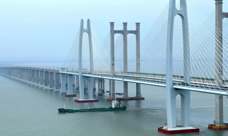 This photo taken on Feb. 4, 2023 shows the Quanzhou Bay cross-sea bridge, a part of the Fuzhou-Xiamen high-speed railway, in southeast China's Fujian Province. Photo: Xinhua