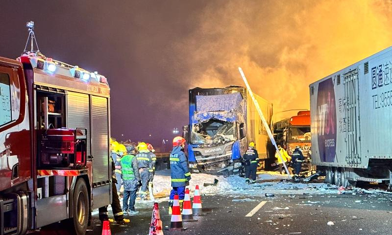 Rescuers are seen at the site of the road accidents in central China's Hunan Province, Feb. 4, 2023. Sixteen people were killed after five multi-vehicle rear-end collisions occurred in central China's Hunan Province, local authorities said. Photo: Xinhua