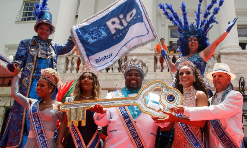 King Momo, the symbolic monarch during the carnival, shows the key of the city during a handover ceremony in Rio de Janeiro, Brazil, Feb. 17, 2023. Rio de Janeiro Mayor Eduardo Paes handed the key of the city to King Momo on Friday, marking the official launch of Carnival 2023 in full force. Photo: Xinhua