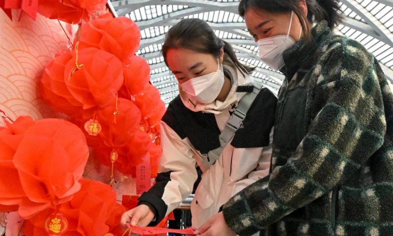 People guess lantern riddles at the waiting hall of the Tianjin West Railway Station in north China's Tianjin, Feb. 5, 2023. People celebrate the Lantern Festival, the 15th day of the first month of the Chinese lunar calendar, with various traditional customs across the country. Photo: Xinhua