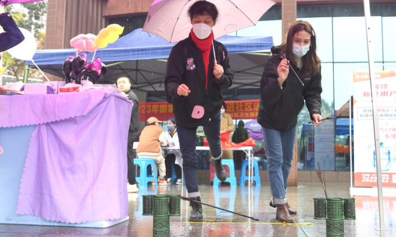 Local residents take part in Touhu game, or Pitch-pot, an ancient entertainment that requires players to throw arrows from a set distance into a pot, at a Lantern Festival celebration event jointly held by Songxiang Community and the First Company of the China Construction Third Engineering Bureau Co., Ltd. in Nanning, south China's Guangxi Zhuang Autonomous Region, Feb. 4, 2023. The Lantern Festival, the 15th day of the first month of the Chinese lunar calendar, falls on Feb. 5 this year. Various folk cultural activities were held across the country to welcome the upcoming festival. Photo: Xinhua