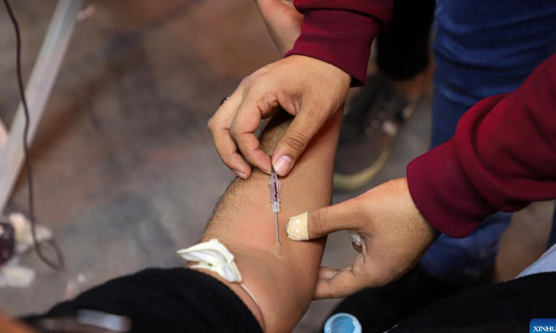 A Palestinian donates blood to help those who were injured in earthquakes in Türkiye and Syria, in Gaza City, Feb. 12, 2023. Photo: Xinhua