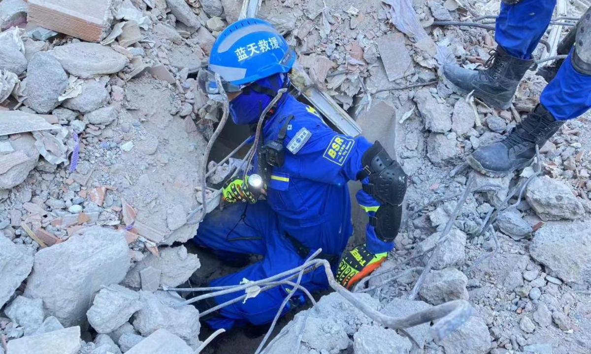 A member from the Blue Sky Rescue Team conducts rescue work in the Malatya province, Türkiye, Feb 10, 2023. Members from the Blue Sky Rescue Team, a Chinese civil relief squad, started to help save trapped people in the Malatya province after they arrived in Türkiye early Thursday. Photo:Xinhua