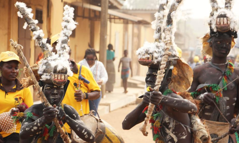 People take part in a parade during the Benin International Arts Festival in Ouidah, Benin, Feb. 17, 2023. The festival, scheduled between Feb. 14 to 19 and held simultaneously in Porto-Novo, Cotonou and Ouidah, features music, dance, film, drama, literature and some other art forms. Photo: Xinhua