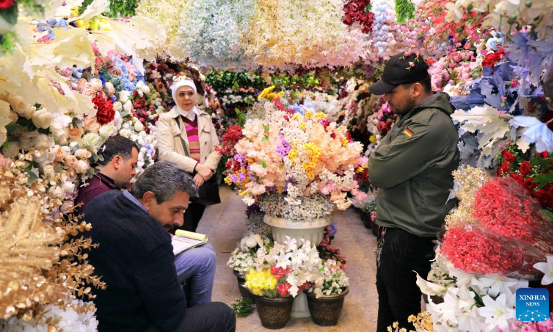 Customers visit a shop selling artificial flowers in Baghdad, Iraq, on Jan. 25, 2023. Photo: Xinhua