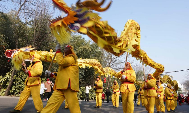 People perform dragon dance in Xuyi County in Huai'an, east China's Jiangsu Province, Feb. 5, 2023. People celebrate the Lantern Festival, the 15th day of the first month of the Chinese lunar calendar, with various traditional customs across the country. Photo: Xinhua