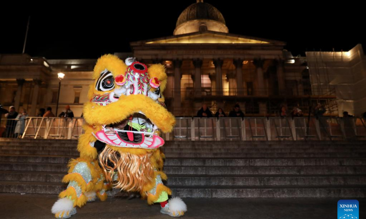 Artists perform traditional lion dance on the eve of the Chinese New Year at Trafalgar Square in London, Britain, Jan 21, 2023. Photo:Xinhua