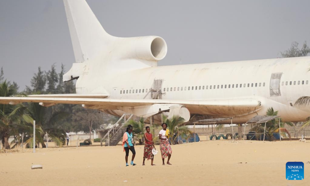 Women take a walk on the beach in Cotonou, Benin, Jan 12, 2023. Photo:Xinhua