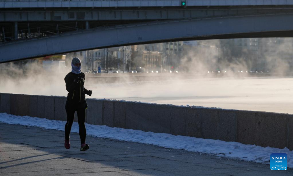 A woman runs along the Moskva river in Moscow, Russia, Jan 6, 2023. Photo:Xinhua