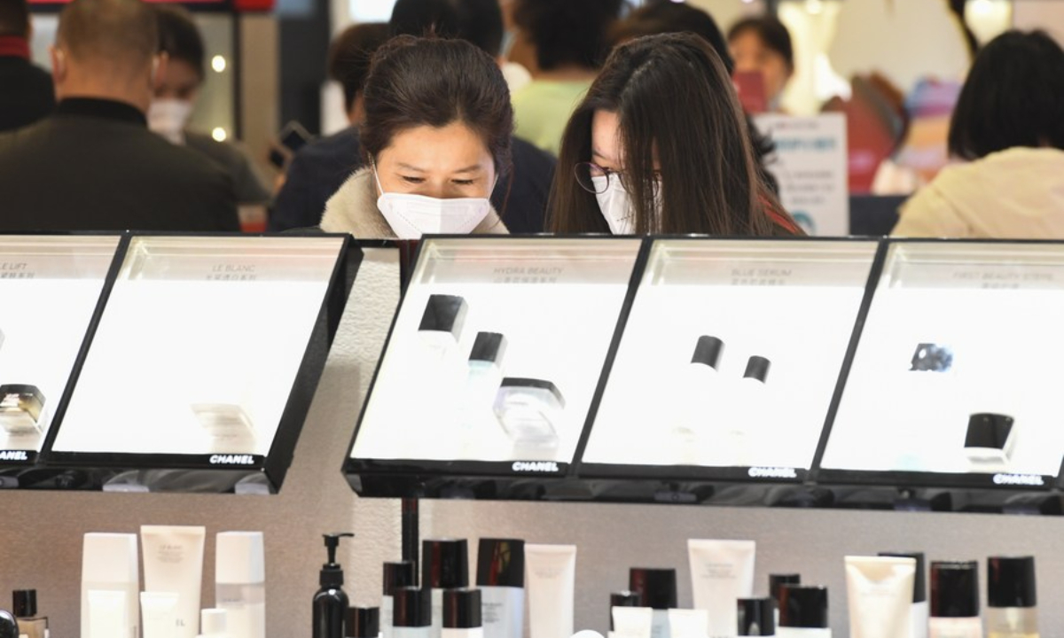 People shop at Haikou Riyue Plaza Duty Free Shop in Haikou, south China's Hainan Province, Jan 25, 2023. Photo:Xinhua