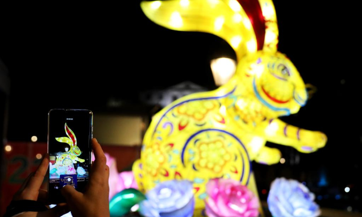 This photo taken on Jan 21, 2023 shows a large lantern celebrating the Year of the Rabbit on the eve of the Chinese New Year at Trafalgar Square in London, Britain. Photo:Xinhua