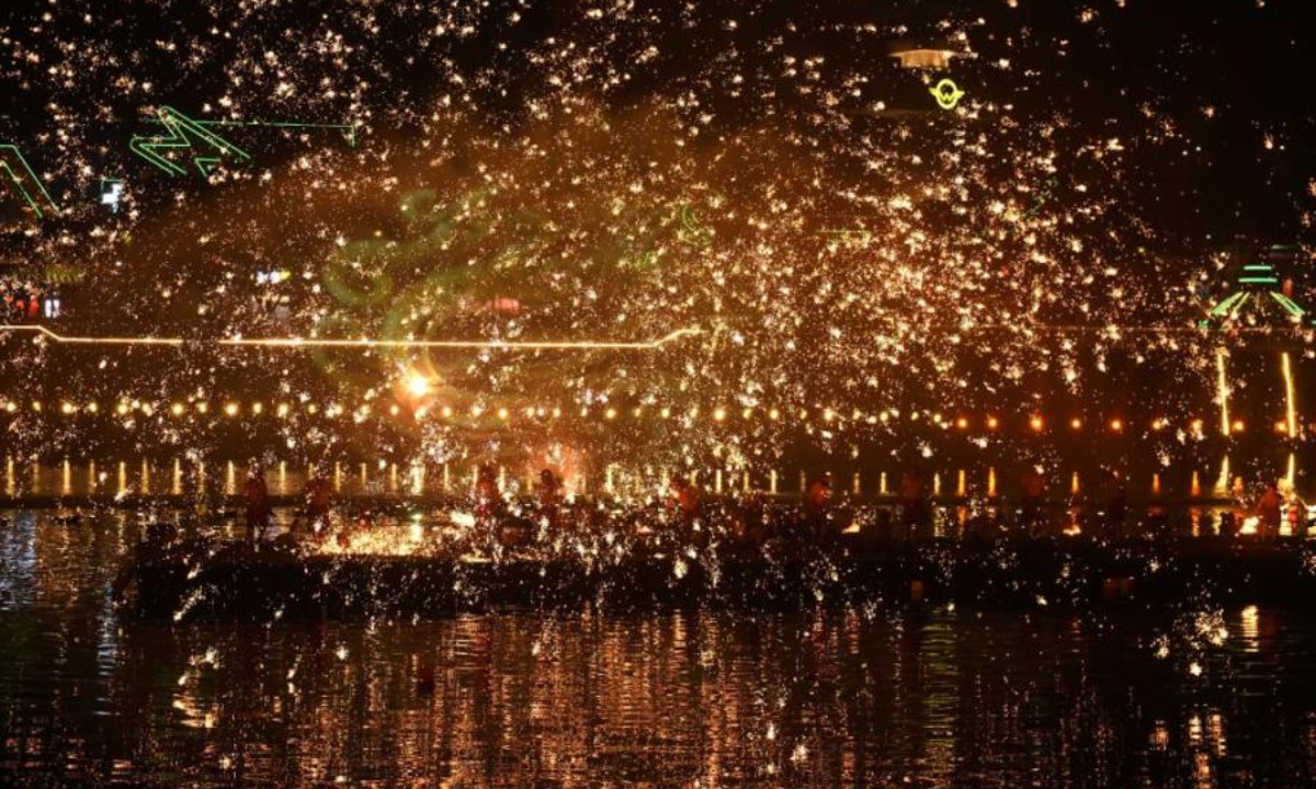 The iron water splashing performance lights up the sky of the Happy Valley amusement park in southwest China's Chongqing on Wednesday evening. Photo: China News Service