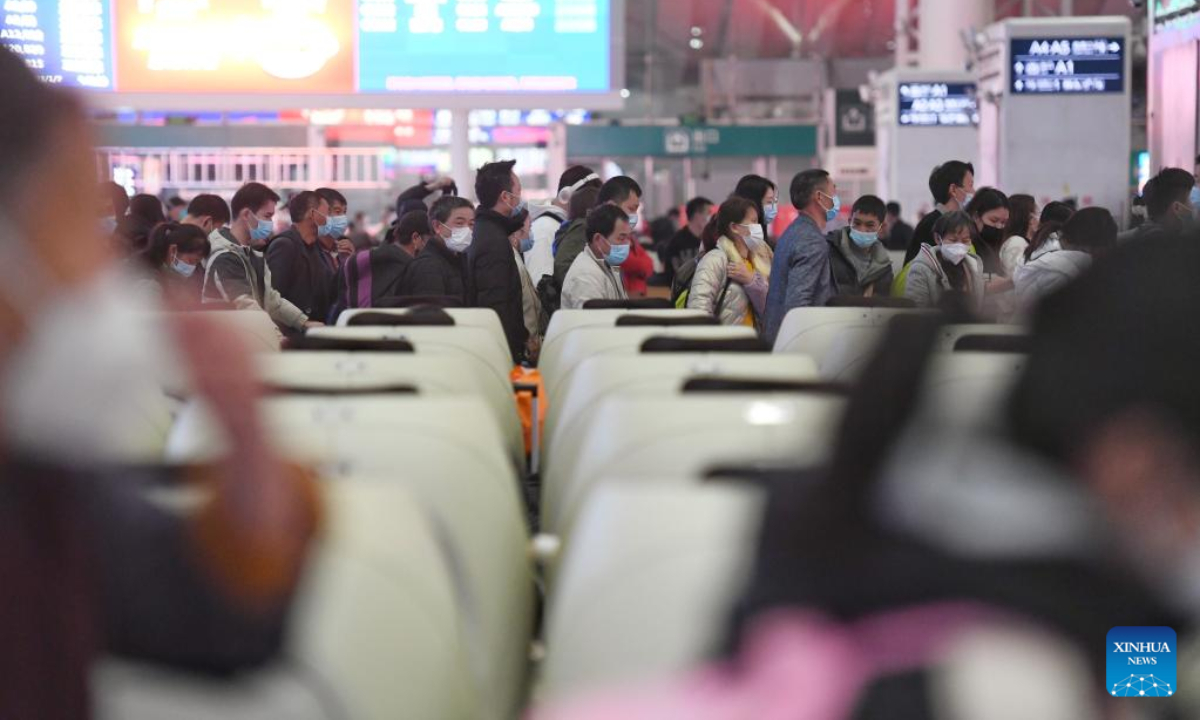 Passengers prepare to board a train in Shenzhen North railway station in Shenzhen, south China's Guangdong Province, Jan 7, 2023. Photo:Xinhua