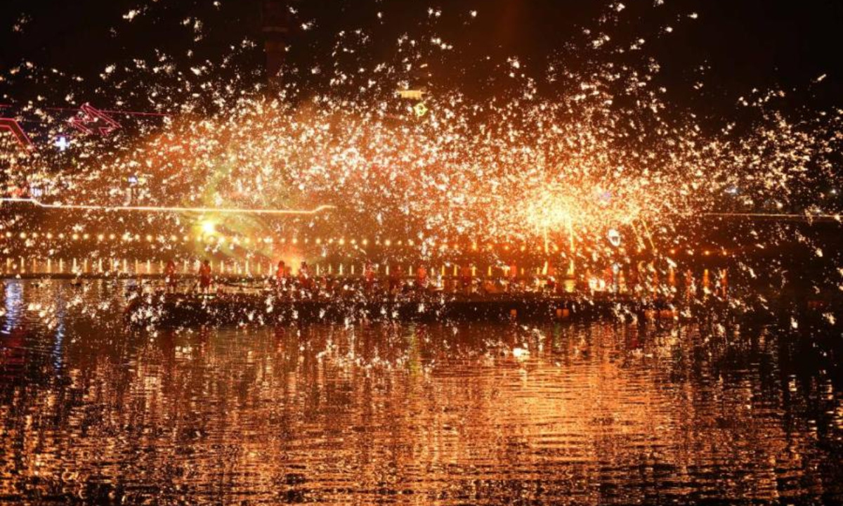 The iron water splashing performance lights up the sky of the Happy Valley amusement park in southwest China's Chongqing on Wednesday evening. Photo: China News Service